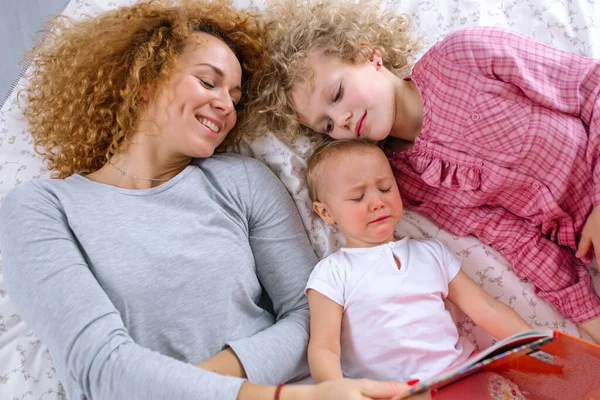 Hábito de lectura antes de la noche — Foto de Stock