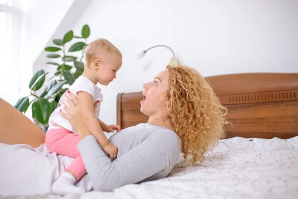 Feliz madre con adorable bebé — Foto de Stock