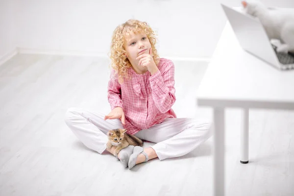 Chère petite fille avec chaton — Photo