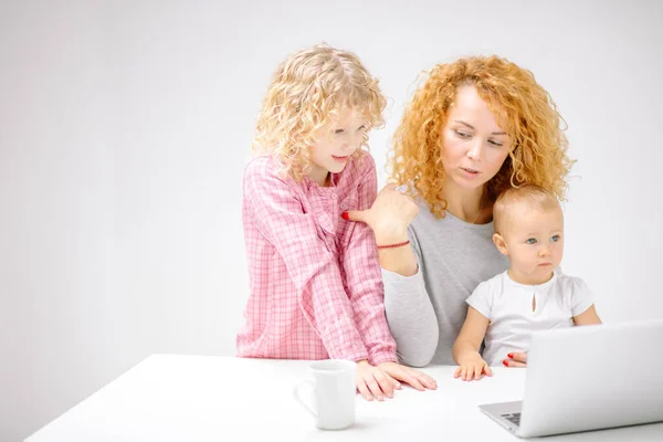 Madre seria está pensando en algo — Foto de Stock