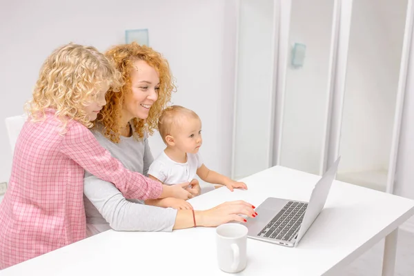 Jengibre mamá y niños están viendo videos divertidos —  Fotos de Stock