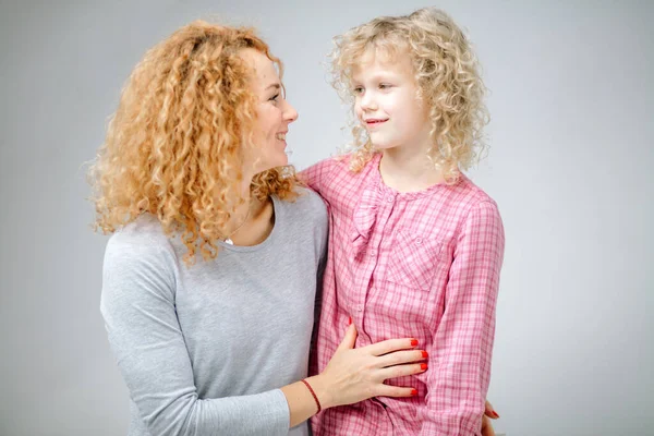 Jeune mère joyeuse est fière de son enfant — Photo