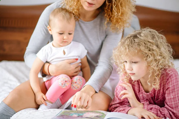 어린 자녀에게 책을 읽어 주는 부모. — 스톡 사진