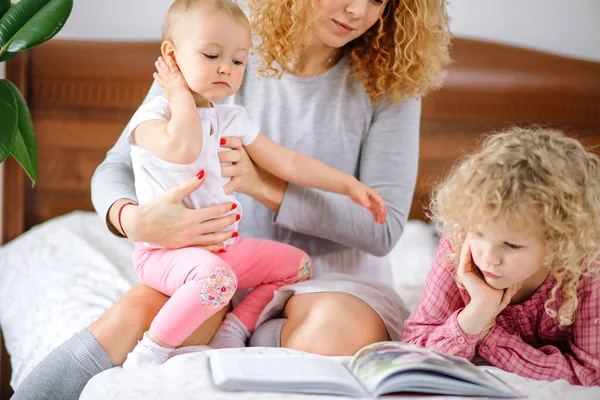 Niños pequeños están interesados en ver fotos de libros — Foto de Stock