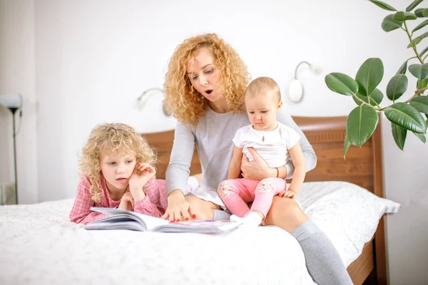 Maman génial lecture d'histoires au coucher — Photo