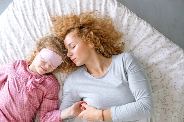 Descansando mamá y su adorable hijo — Foto de Stock