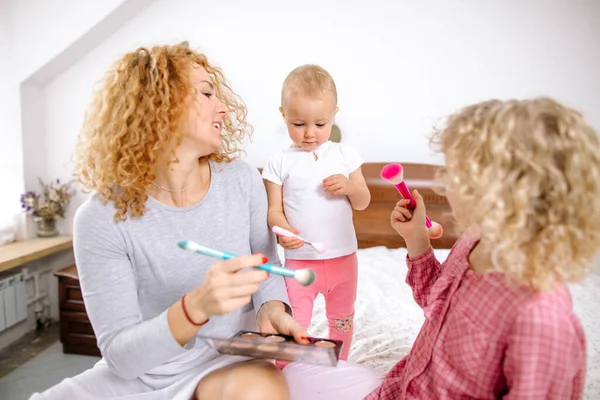Mujer y sus hijos disfrutando jugando con pinceles —  Fotos de Stock