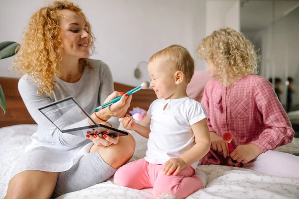 Femme impressionnante poudrant son nez de bébé — Photo