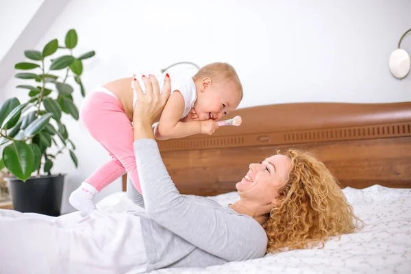 Riendo madre y bebé pasando tiempo juntos — Foto de Stock