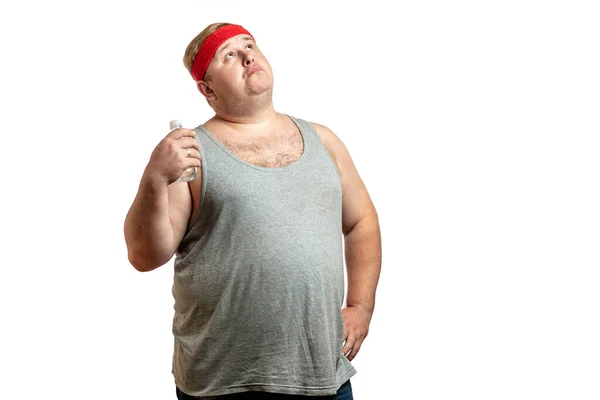 经过艰苦的锻炼后，胖胖的白人男子喝着淡水。复制空间. — 图库照片