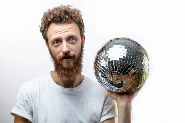 Портрет серйозного чоловіка, який тримає диско-кулю дзеркальний м'яч в руках — стокове фото