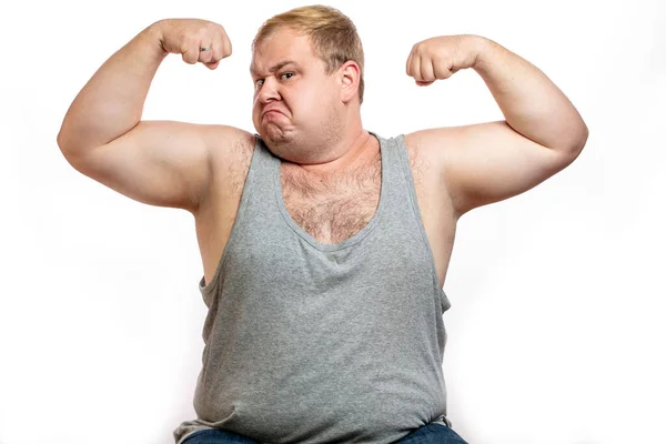 Divertido hombre deportivo con sobrepeso flexionando su músculo aislado sobre fondo blanco —  Fotos de Stock