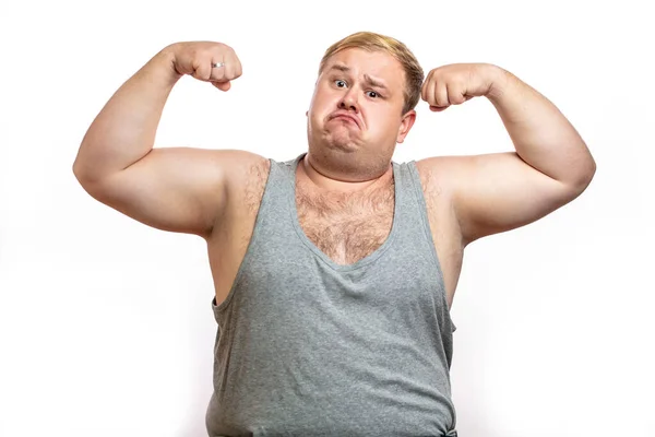 Divertido hombre deportivo con sobrepeso flexionando su músculo aislado sobre fondo blanco — Foto de Stock