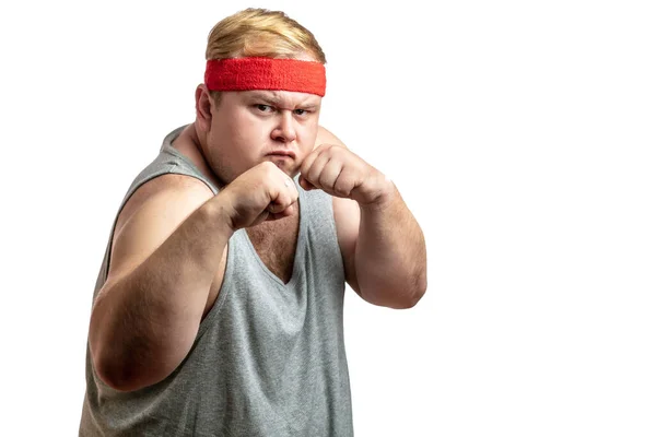 Hombre gordo, sintiéndose furioso, en posición de lucha listo para golpear, estudio aislado blanco —  Fotos de Stock