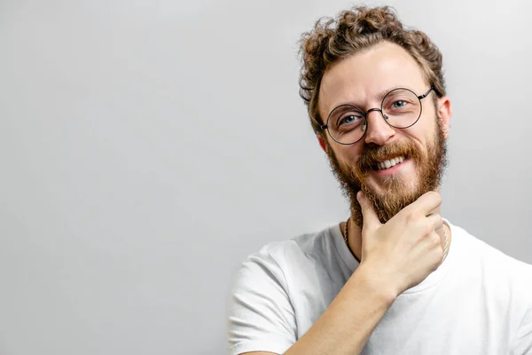 Amigável homem positivo olhando para a câmera com duvidar, questionando a expressão . — Fotografia de Stock