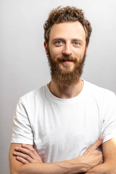 Hombre hipster guapo con barba sonriendo a la cámara sobre fondo blanco. — Foto de Stock