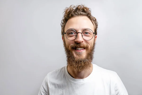 Przystojny hipster z brodą uśmiechnięty do kamery na białym tle. — Zdjęcie stockowe