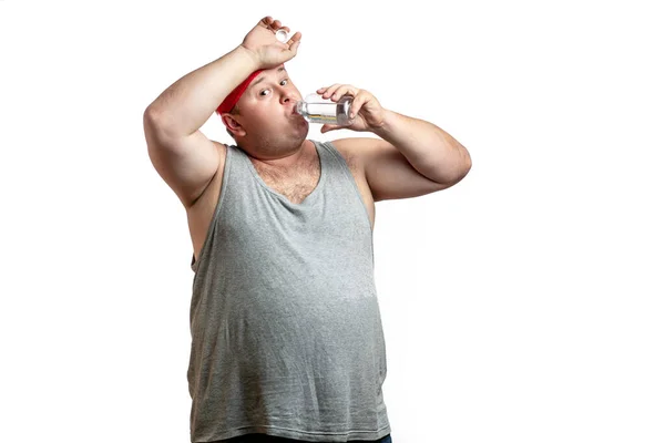 Paffuto uomo bianco che beve acqua fresca dopo duri esercizi. Copyspace. — Foto Stock