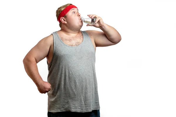 Paffuto uomo bianco che beve acqua fresca dopo duri esercizi. Copyspace. — Foto Stock
