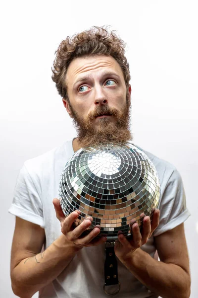 Retrato de um homem sério segurando uma bola de discoteca - bola de espelho nas mãos — Fotografia de Stock