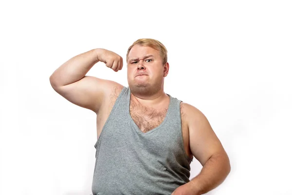 Divertido hombre deportivo con sobrepeso flexionando su músculo aislado sobre fondo blanco — Foto de Stock