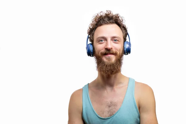 Knappe hipster man met baard glimlachen op camera over witte achtergrond. — Stockfoto