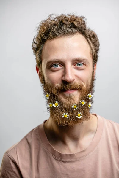 Satisfecho hombre guapo alegre sonríe a la cámara aislado sobre fondo blanco. — Foto de Stock