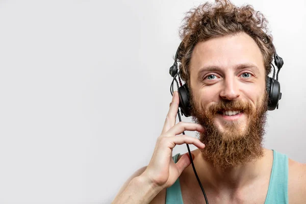 Tevreden vrolijke knappe man glimlacht op camera geïsoleerd over witte achtergrond. — Stockfoto