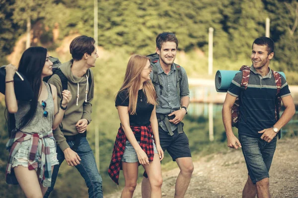 Glad turist går i den gröna skogen — Stockfoto