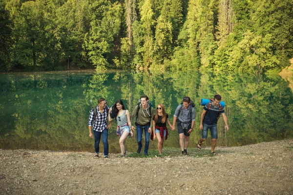 Hillwalking a backpacking koncept.positive turisté jsou lokking pro tábořiště — Stock fotografie