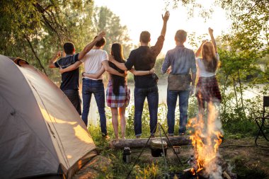 Yakın arkadaşlar zor durumlarda birbirlerine destek olmaya hazırlar.