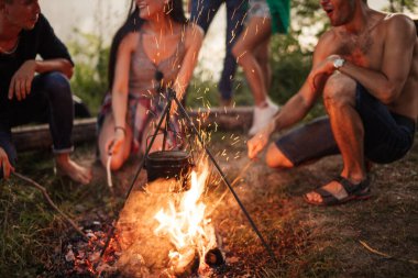 Akşamları kıvılcımlar saçan sıcak ateş