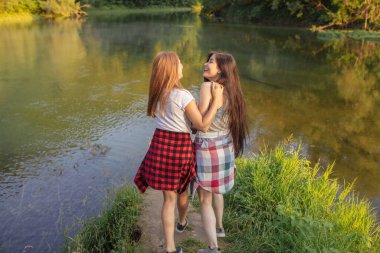 Olumlu ifadeli çekici kızlar. Şakaya gülen kadınlar.