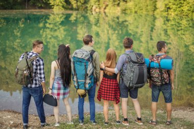 Nehrin kıyısında duran genç kaşifler