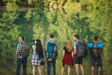 Gençler ormanda kayboldular ve bir yol bulamadılar.