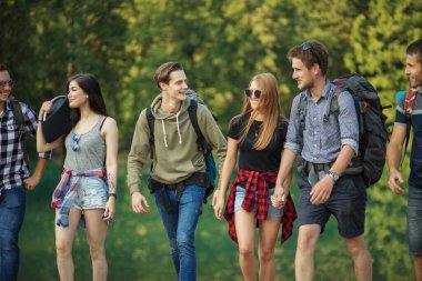 Yaya olarak seyahat eden komik arkadaş grubu.