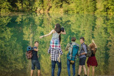 Yakışıklı adam baş parmağını gösteriyor.