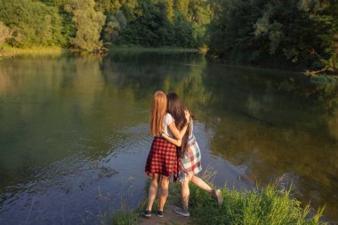 Güzel gölde dinlenen genç kadınlar. tatil kavramı