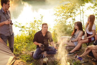 Genç hoş bir adam arkadaşına ilginç hikayeler anlatıyor.