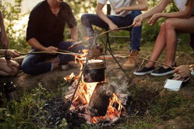 Doğada iyi hazırlanmış sosisler.