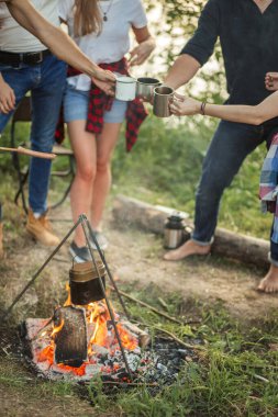 Gençler birbirlerine kadeh kaldırıyorlar.