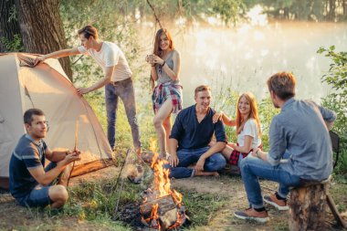 Güzel görünümlü hırslı insanlar manzarayı yeniden canlandırıyor.