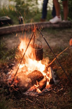 Kamp alanında canlı ateş. Turizm, tatil konsepti