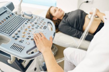 Adam elleri sonografik aletleri düzenliyor