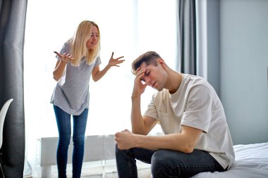 Kırgın evli çiftin tartışması, birbirine bağırması.
