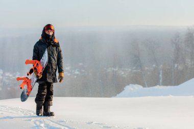 Düşünceli adam dağda yürüyen bir snowboard 'a bindi.