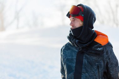 şık spor kıyafetleri içinde kameraya poz veren yakışıklı yakışıklı bir adam.