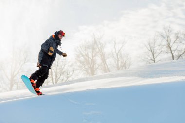 Snowboard 'lu uçan adam. kenar görünümü tam boy fotoğraf.
