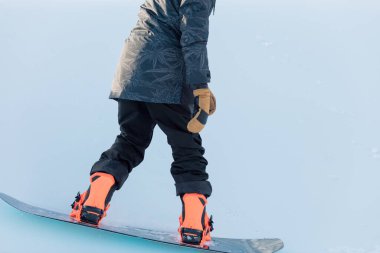 Kesilmiş fotoğrafı kapat. Adam snowboard 'da.