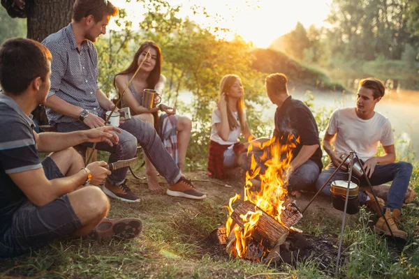 Concetto di ricreazione. atmosfera amichevole in campagna — Foto Stock